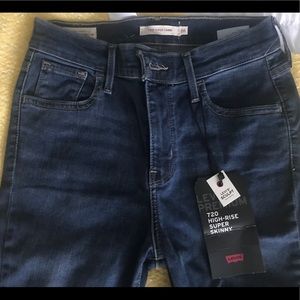 Levi's
Women's 720 High-Rise Super-Skinny Jeans